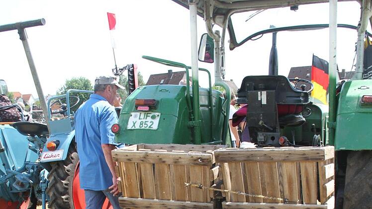 Bereit um auf dem Acker zu fahren.