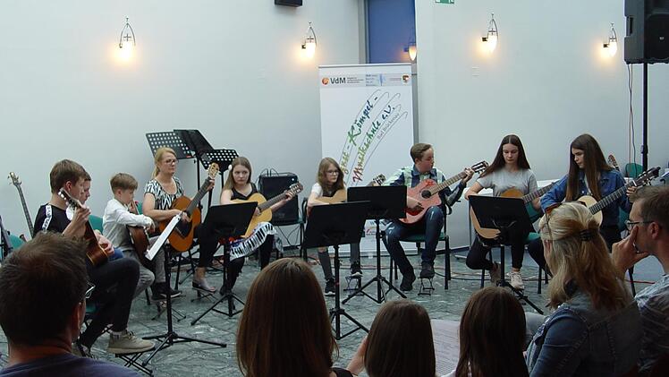 Gitarrenensemble unter der Leistung von Birgit Frech. Foto: Brigitta Kempe-Wolf