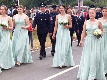 Einen sch&ouml;nen Anblick boten die Festdamen und die Jubelwehr aus Modschiedel.  Fotos: Roland Dietz