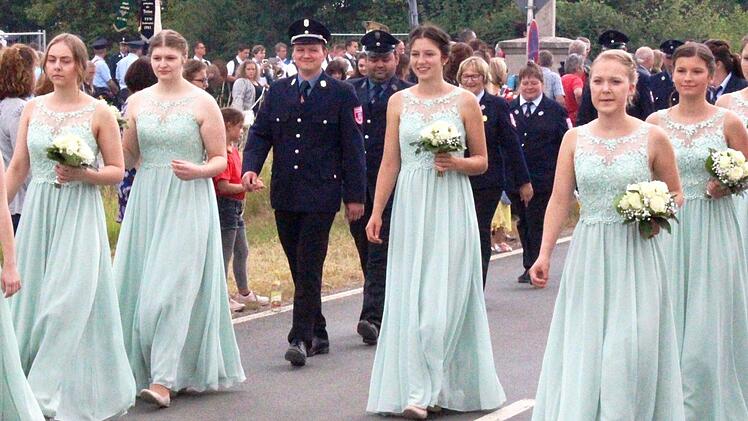 Einen sch&ouml;nen Anblick boten die Festdamen und die Jubelwehr aus Modschiedel.  Fotos: Roland Dietz