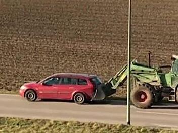 In Schwaben wurde ein Landwirt dabei gefilmt, wie er auf "bayrisch" ein Auto abschleppte. Foto: Screenshot Sat.1 Bayern/Melanie Rosenberger