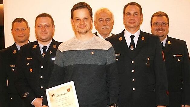 Eine Ehrung und eine Bef&ouml;rderung standen bei der Hauptversammlung der Freiwilligen Feuerwehr Weidach an: von links Kommandant Stephan Goer, L&ouml;schmeister Markus Dressel, Swen Heinkel, Zweiter B&uuml;rgermeister Werner Hanke, Vorsitzender Andreas M&uuml;ller und Kreisbrandmeister Jannic Christ. Foto: Martin Rebhan