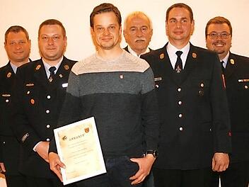 Eine Ehrung und eine Beförderung standen bei der Hauptversammlung der Freiwilligen Feuerwehr Weidach an: von links Kommandant Stephan Goer, Löschmeister Markus Dressel, Swen Heinkel, Zweiter Bürgermeister Werner Hanke, Vorsitzender Andreas Müller und Kreisbrandmeister Jannic Christ. Foto: Martin Rebhan