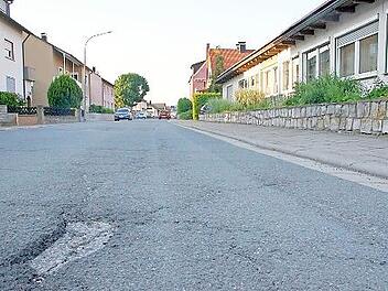 Laut Baugrundgutachten ist der Unterbau der Himmelreichstraße nicht frostsicher sowie nicht ausreichend tragfähig. Das hinterlässt unübersehbare Spuren. Nach dem Beschluss des Gemeinderates wird die Straße jetzt ausgebaut.