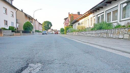 Laut Baugrundgutachten ist der Unterbau der Himmelreichstraße nicht frostsicher sowie nicht ausreichend tragfähig. Das hinterlässt unübersehbare Spuren. Nach dem Beschluss des Gemeinderates wird die Straße jetzt ausgebaut.