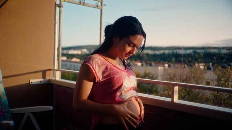 Jenny (Emma Nova) ist ungeplant schwanger. Schafft sie es, f&uuml;r ihr ungeborerenes Kind ihren Drogenkonsum einzustellen?