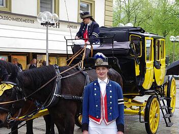 Stefanie Seufert als Postillion und Yvonne Körner auf dem Bock der Postkutsche. Fotos: Klaus Werner