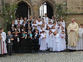 Die Kronacher Erstkommunionkinder mit Regionaldekan Thomas Teuchgräber (Zweiter von rechts) sowie den Ministranten  Foto: Schedel