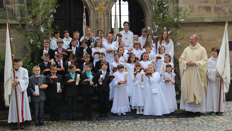 Die Kronacher Erstkommunionkinder mit Regionaldekan Thomas Teuchgräber (Zweiter von rechts) sowie den Ministranten  Foto: Schedel