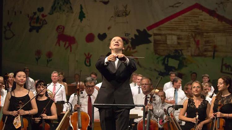 Applaus für Generalmusikdirektor Roland Kluttig und das Philharmonische Orchester.