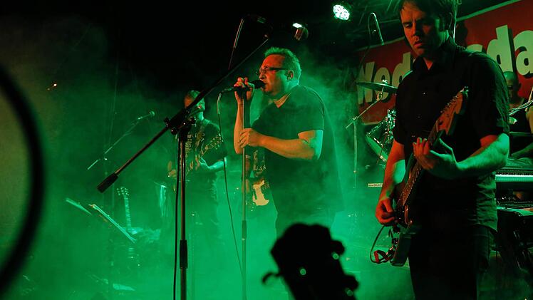 Peter Oechsler (Gitarre) und Frontmann und Sänger Reinhard Schmid. Foto: Matthias Hoch