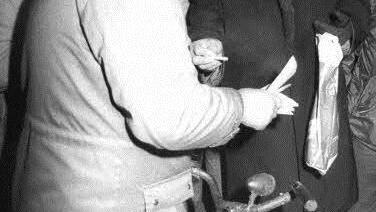Der damalige Nordhalbener Bürgermeister Lothar Persicke (rechts, †) übergibt dem ersten Nutzer des Grenzübergangs ein Erinnerungsgeschenk. Foto: Friedwald Schedel