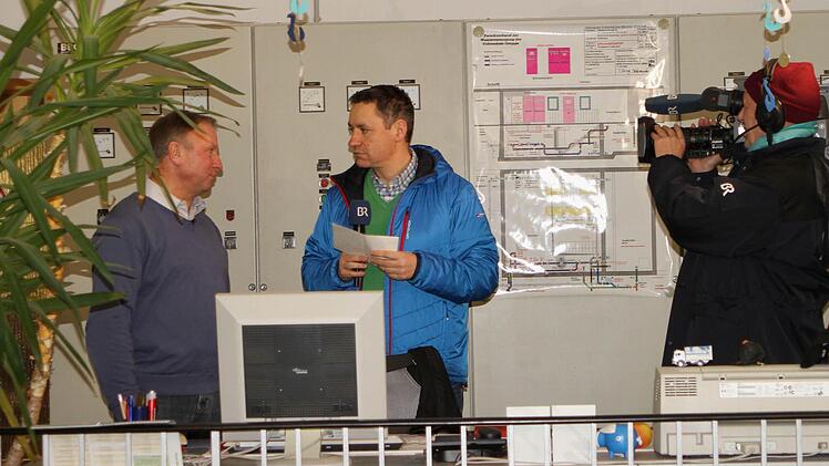 Live-Reporter Markus Klingele (2. Von rechts) im Gespräch mit Geschäftsführer Rupert Göller. Fotos: Günther Geiling