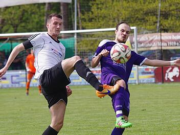 Nico Haas (r.), hier im Zweikampf mit dem Erlenbacher Sinan Kaplan, ist einer der wenigen Spieler aus dem Bayernliga-Kader, die dem hochverschuldeten FC Eintracht 2010 die Treue halten.  Foto: Jörg Albert