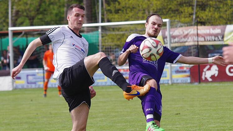 Nico Haas (r.), hier im Zweikampf mit dem Erlenbacher Sinan Kaplan, ist einer der wenigen Spieler aus dem Bayernliga-Kader, die dem hochverschuldeten FC Eintracht 2010 die Treue halten.  Foto: Jörg Albert