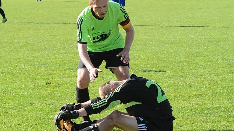 Trost vom Ramsthaler Kapit&auml;n Johannes Brand f&uuml;r Torwart Simon Schneider nach dem Gegentor.  Foto: ssp