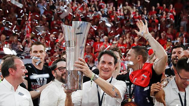 Vor weniger als einem Jahr war der Jubel noch gro&szlig; bei Michael Stoschek und dem Team von Brose Bamberg. NAch einem neuen Tiefpunkt gegen Jena wird nun &uuml;ber personelle Konsequenzen diskutiert. Foto: Daniel L&ouml;b