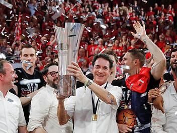 Vor weniger als einem Jahr war der Jubel noch groß bei Michael Stoschek und dem Team von Brose Bamberg. NAch einem neuen Tiefpunkt gegen Jena wird nun über personelle Konsequenzen diskutiert. Foto: Daniel Löb