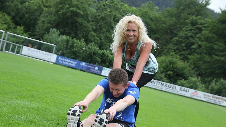 Kerstin Neubauer holt alles  aus den Wallenfelser Kickern heraus. Foto: Andreas Schmitt