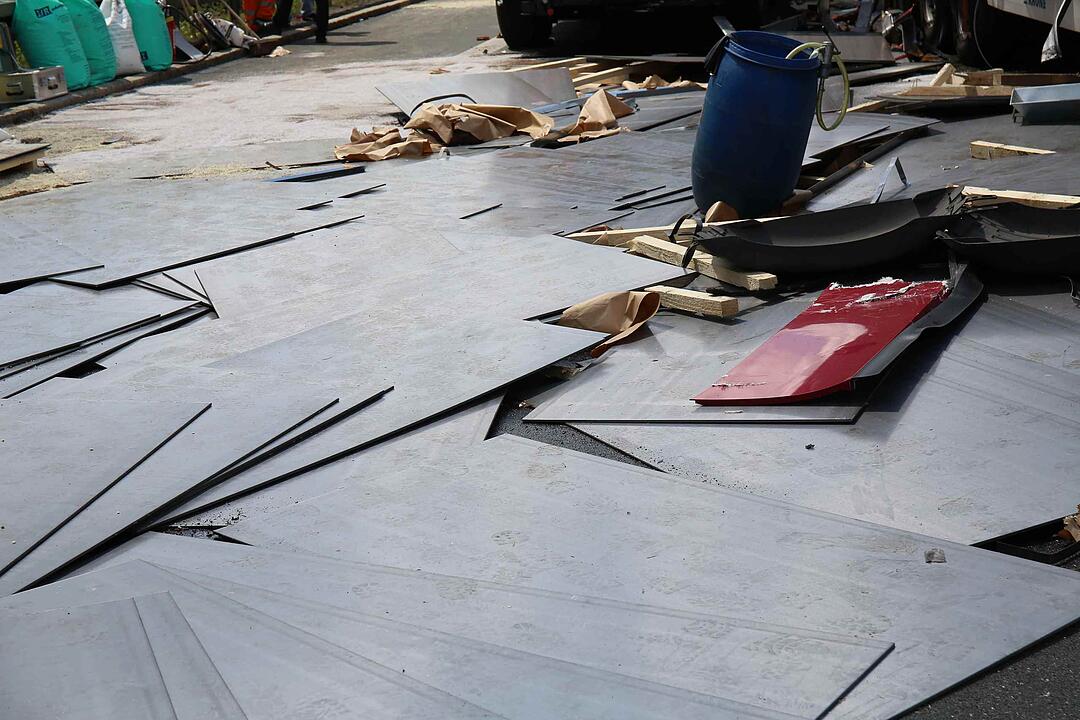 Lkw-Unfall auf A93: Stahlplatten fliegen vom Sattelzug
