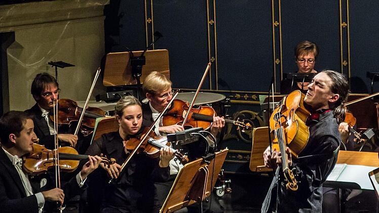 Begeisterten Applaus gab es für Sergey Malov als Solist und Dirigent und für das Philharmonische Orchester beim Sinfoniekonzert im Landestheater Coburg.Foto: Jochen Berger