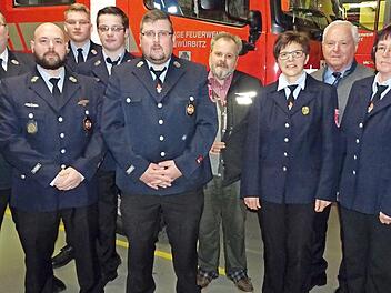 Umrahmt von den Kommandanten Kevin Lindner und Marcel Heine sowie Bürgermeister Helmut Fischer werden hier die Geehrten der Feuerwehr Schwürbitz: von links im Bild Jonas Heid und Fabian Funk (zehn Jahre), Patrik Lindner (20), Hubert Motschenbacher (25 Jahre passiv) sowie die beiden Vorsitzenden des Vereins, Ingrid Funk und Gaby Lindner (25 Jahre) Fotos: Stefan Motschenbacher