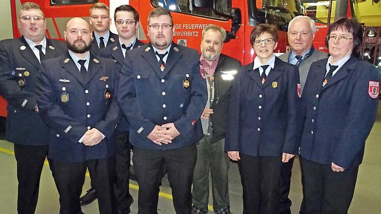 Umrahmt von den Kommandanten Kevin Lindner und Marcel Heine sowie Bürgermeister Helmut Fischer werden hier die Geehrten der Feuerwehr Schwürbitz: von links im Bild Jonas Heid und Fabian Funk (zehn Jahre), Patrik Lindner (20), Hubert Motschenbacher (25 Jahre passiv) sowie die beiden Vorsitzenden des Vereins, Ingrid Funk und Gaby Lindner (25 Jahre) Fotos: Stefan Motschenbacher