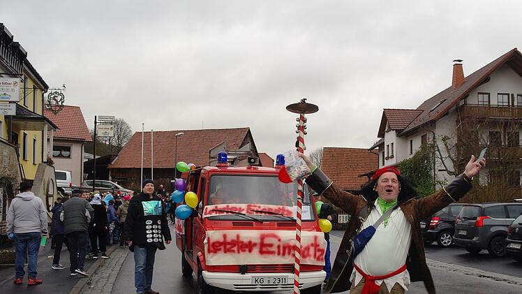 Die letzte Fahrt des Alt-Feuerwehrautos aus Motten. Foto:   Stephanie Elm