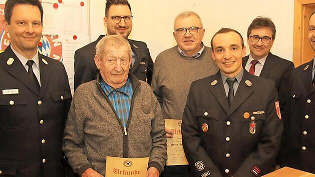 Ehrungen bei der Feuerwehr Stöppach (von links): Kreisbrandmeister Krischa Heym, Manfred Engelhardt, Markus Fleischmann, Heinz Fleischmann, Steffen Reißenweber, Bürgermeister Rolf Rosenbauer, Jens Golle  Foto: Michael Stelzner