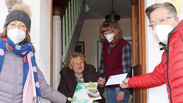 B&uuml;rgermeister Karsten Fischkal und seine Stellvertreterin Sabina K&ouml;nig gratulierten Anny Farlock zum 100. Geburtstag.