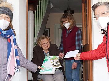 Bürgermeister Karsten Fischkal und seine Stellvertreterin Sabina König gratulierten Anny Farlock zum 100. Geburtstag.