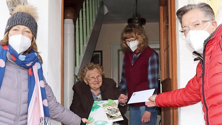 Bürgermeister Karsten Fischkal und seine Stellvertreterin Sabina König gratulierten Anny Farlock zum 100. Geburtstag.