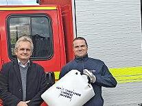 Übergabe des Schwimmsaugers an die Freiwillige Feuerwehr Rupboden: (von links) Sascha Wagner (2. Kommandant), Ullrich Westphal (Versicherungskammer Bayern), Thomas Hüfner (Kommandant).