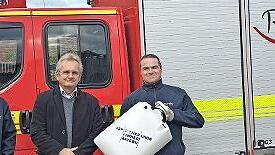 &Uuml;bergabe des Schwimmsaugers an die Freiwillige Feuerwehr Rupboden: (von links) Sascha Wagner (2. Kommandant), Ullrich Westphal (Versicherungskammer Bayern), Thomas H&uuml;fner (Kommandant).