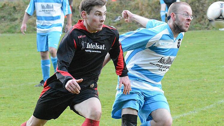 Laufduell: Arthur Lebsak (links/FC Fuchsstadt II) gegen den Obereschenbacher Andreas Altmann (rechts). Foto: ssp
