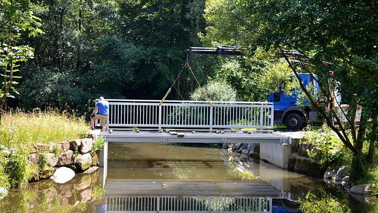 Stück für Stück wuchs in den vergangenen Tage die Brücke Richtung Feuln. Foto: Dieter Hübner