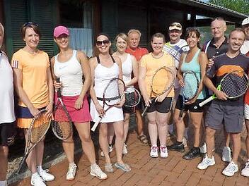 Beim Schleifchenturnier des TSV Stockheim ging erneut Walter Kern (rechts) als Sieger hervor. Bei den Damen setzten sich Svenja Pilipp und Daria Weißbach (Dritte und Vierte von links) durch. Links im Bild Vorsitzender Rainer Kraus. Foto: Gerd Fleischmann
