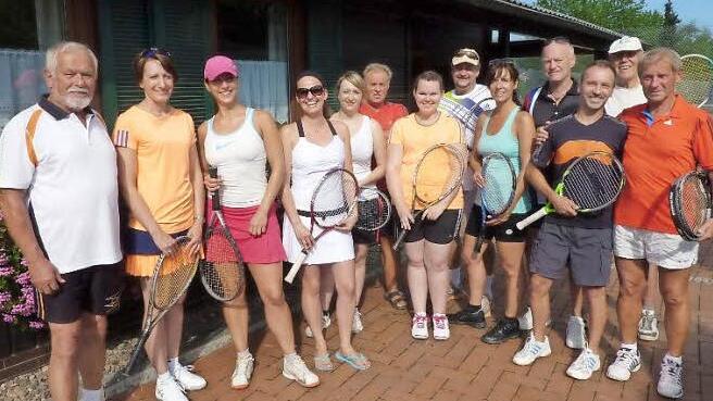 Beim Schleifchenturnier des TSV Stockheim ging erneut Walter Kern (rechts) als Sieger hervor. Bei den Damen setzten sich Svenja Pilipp und Daria Weißbach (Dritte und Vierte von links) durch. Links im Bild Vorsitzender Rainer Kraus. Foto: Gerd Fleischmann