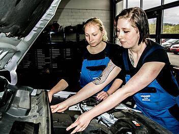 Lernen in einer Männerdomäne: Johanna Beyer (drittes Lehrjahr) und Sabrina Wittmann (erstes Lehrjahr, rechts) sind Mechatroniker-Auszubildende im Coburger Autohaus Hommert. Fotos: Jochen Berger