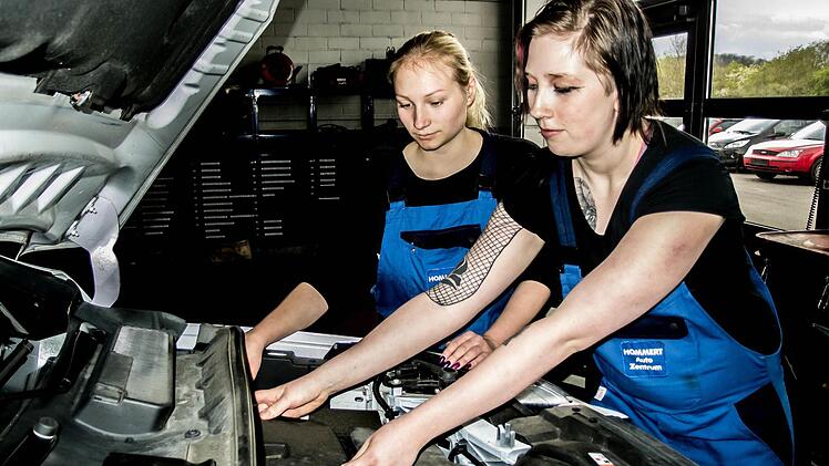 Lernen in einer Männerdomäne: Johanna Beyer (drittes Lehrjahr) und Sabrina Wittmann (erstes Lehrjahr, rechts) sind Mechatroniker-Auszubildende im Coburger Autohaus Hommert. Fotos: Jochen Berger