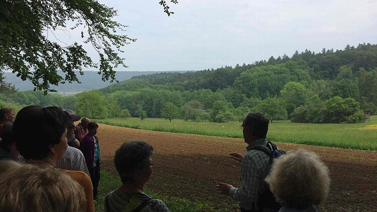Ulrich Schwantes (rechts) erklärt hier die Bedeutung einer Blumenwiese, die nach dem "Vertrags-Naturschutz" gepflegt wird.