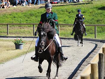 Reitsportliches Geschick stellte auch die Wildfleckenerin Marie-Louise Tong auf ihrem Islandpferd unter Beweis. Foto: Sebastian Schmitt