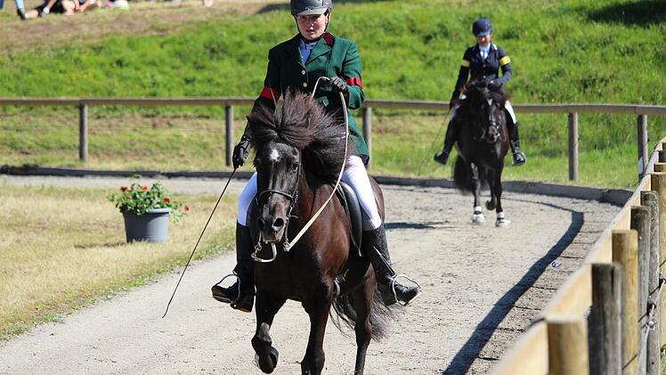 Reitsportliches Geschick stellte auch die Wildfleckenerin Marie-Louise Tong auf ihrem Islandpferd unter Beweis. Foto: Sebastian Schmitt