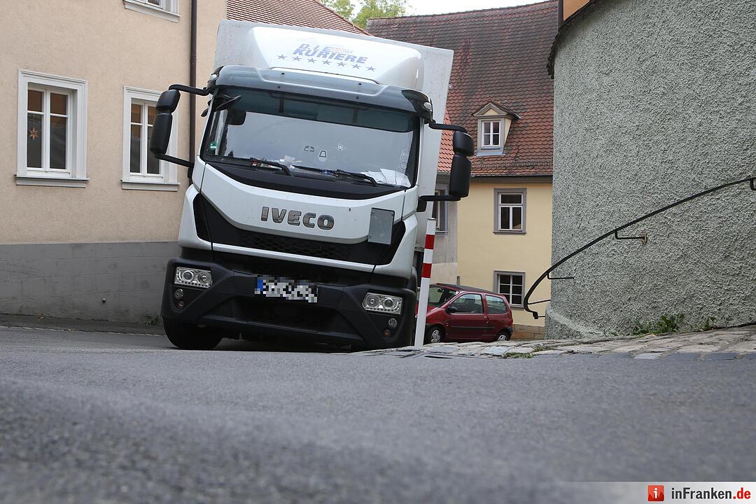 Irrfahrt durch Bamberger Altstadt endet für Lkw festgefahren an Hauswand
