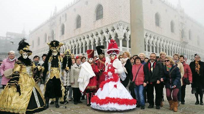 Die Kulmbacher Mitglieder des Bayerischen Hotel- und Gaststättenverbandes verbrachten vier faszinierende Tage in Venedig. Unser Bild zeigt die Reisegruppe mit einigen Maskierten vor dem Dogenpalast.  Foto: privat
