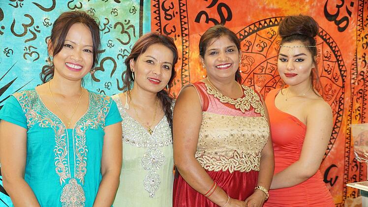 Das Team von Namaste Oriental (2. von rechts: Inhaberin Sushma Potlapally) versorgte die G&auml;ste mit indischem Essen. Foto: Pascale Ferry