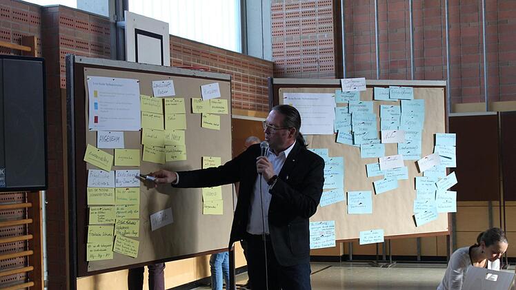 Joachim Perleth präsentiert  erste Ergebnisse. Foto: Carmen Schwind