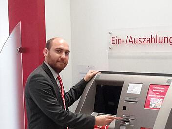 Bei dieser Aktion ist der neue Bad Brückenauer Geschäftsstellenleiter ein Sparkassenkunde wie jeder andere Kontoinhaber auch. Felix Dorn holt sich sein Privatgeld aus dem Automaten.Foto: Rolf Pralle