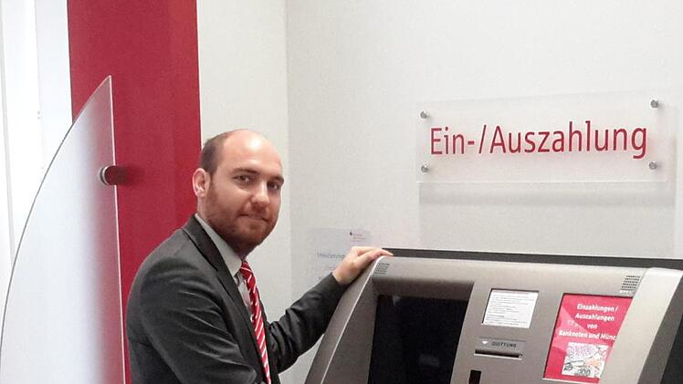 Bei dieser Aktion ist der neue Bad Brückenauer Geschäftsstellenleiter ein Sparkassenkunde wie jeder andere Kontoinhaber auch. Felix Dorn holt sich sein Privatgeld aus dem Automaten.Foto: Rolf Pralle