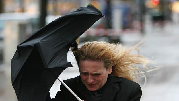 Am Wochenende wird es in Bayern sehr ungemütlich. Foto: Boris Roessler dpa